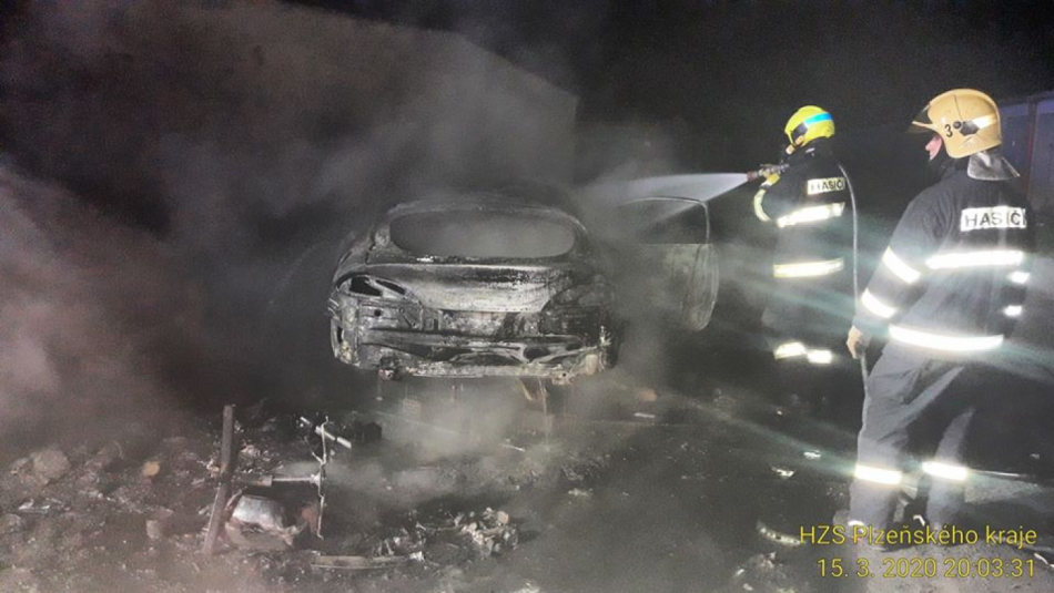 Odstavené auto zapálil žhář