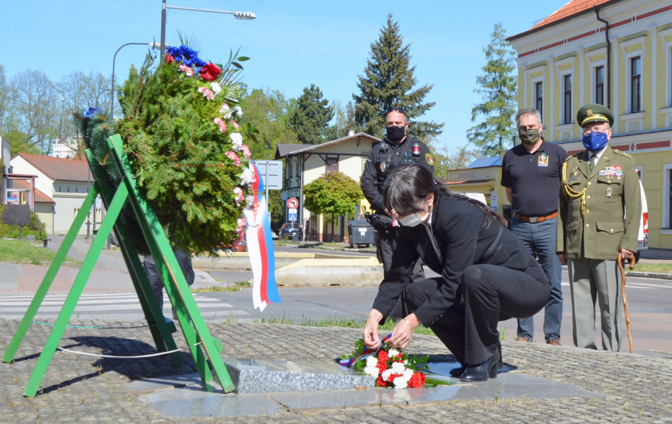 Americká ambasáda poslala vzkaz do Rokycan, město navštívila i poslankyně Mauritzová