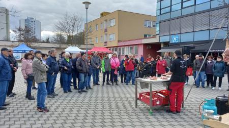 Zabijačkové pochoutky provoněly vnitroblok ve Skvrňanech