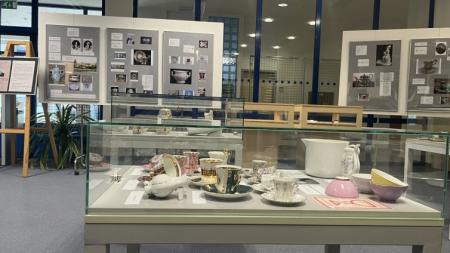 Výstava v knihovně připomíná zaniklou porcelánku ve Stružné