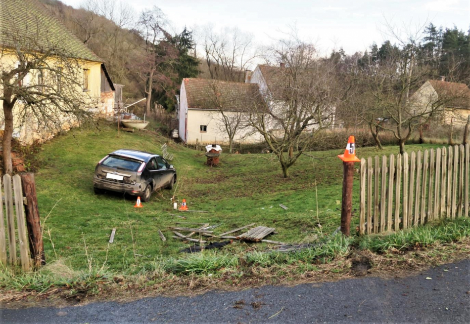 Zdrogovaný motorista prorazil autem plot, zastavil se až o strom