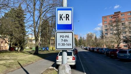 Nová značka K+R usnadňuje rozvoz dětí do školy v Chodově