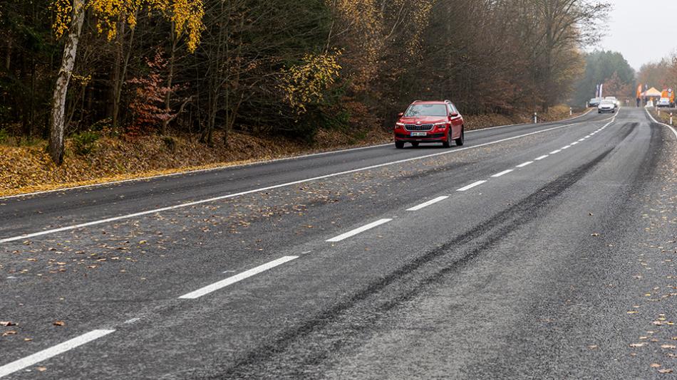 Řidiči se po devíti měsících vrátili na opravenou silnici z Rokycan do Ejpovic