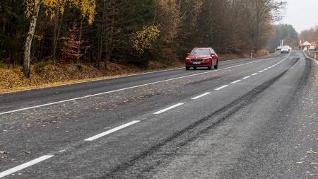 Řidiči se po devíti měsících vrátili na opravenou silnici z Rokycan do Ejpovic