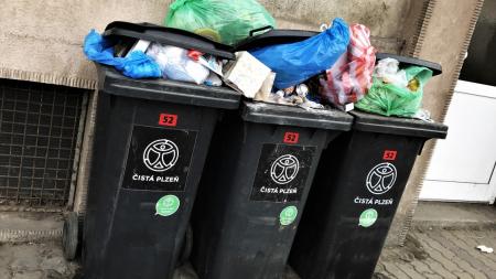 Zastupitelé rozhodli: Veřejná místa v širším centru Plzně budou bez popelnic