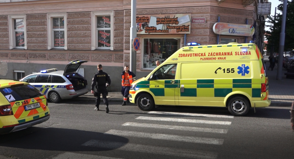 Ženu na přechodu pro chodce smetl osobák a vážně ji zranil