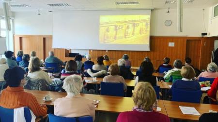 Virtuální univerzita třetího věku v Krajské knihovně v Karlových Varech zahájí letní semestr