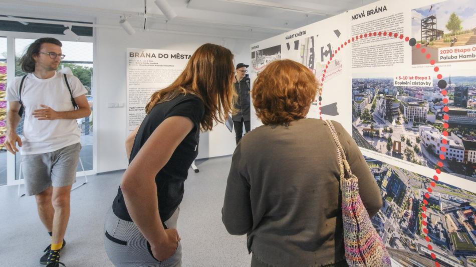Výstava Brána do města otevřela galerii v nové Palubě Hamburk u nádraží v Plzni