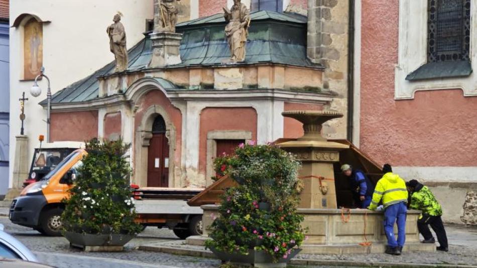 Kašna v Domažlicích dostala zimní kabát