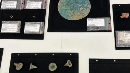 Unikátní objev. Muzeum Karlovy Vary představilo nález pravěkého komorového hrobu