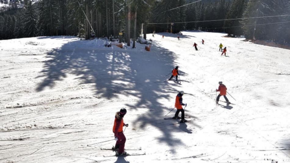 Šumava hlásí ideální podmínky pro lyžaře. Sněhu dost i slunečné počasí