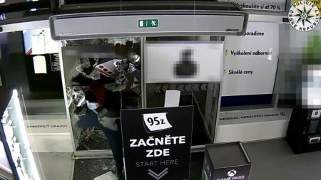 Parta zlodějů vykrádá obchody s elektronikou