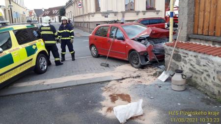 Dny plné nehod. Motorkář vylétl v zatáčce, seniorovo auto začalo hořet