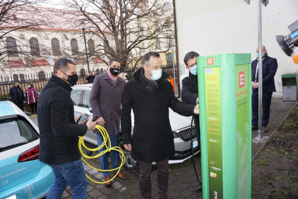 Pro návštěvníky a klienty s elektromobily vybudoval úřad nabíjecí stanici