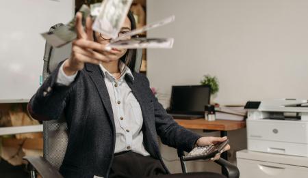 Snižme platy přeplaceným státním zaměstnancům a budeme mít mnohem nižší schodek – pravda nebo mýtus?