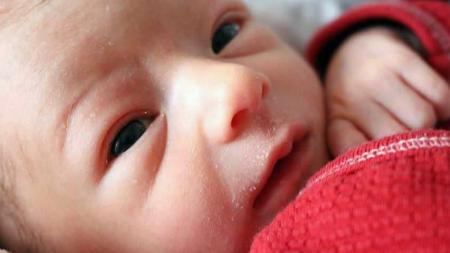První miminko v kraji se narodilo v Plzni pět minut po půlnoci