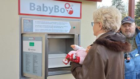 V babyboxu karlovarské nemocnice našli několikadenní holčičku