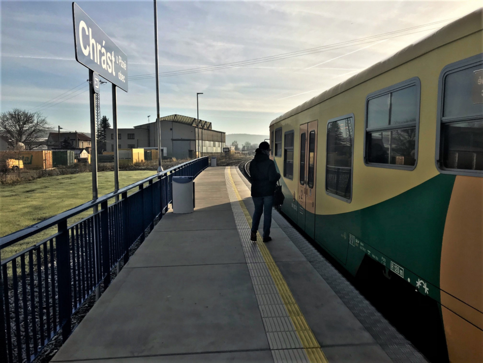 Nová železniční zastávka v Chrástu se posunula blíže k obci