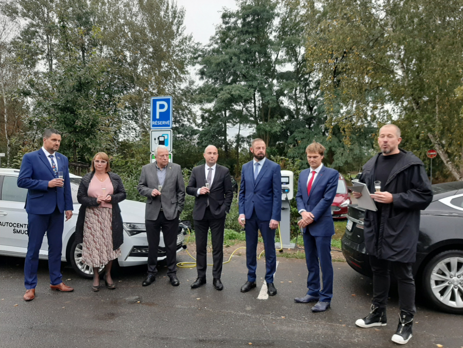 První nabíjecí stanici pro elektromobily pořízenou městem mají řidiči k dispozici jen za parkovné