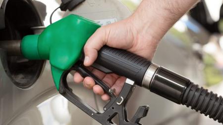 Špatná zpráva pro řidiče. Zlevňování pohonných hmot se zastavilo, hrozí opět nárůst cen!