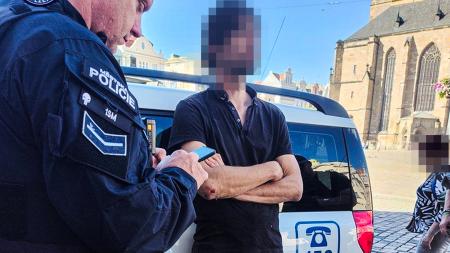 Strážník mimo službu zasáhl proti útočníkovi v centru Plzně