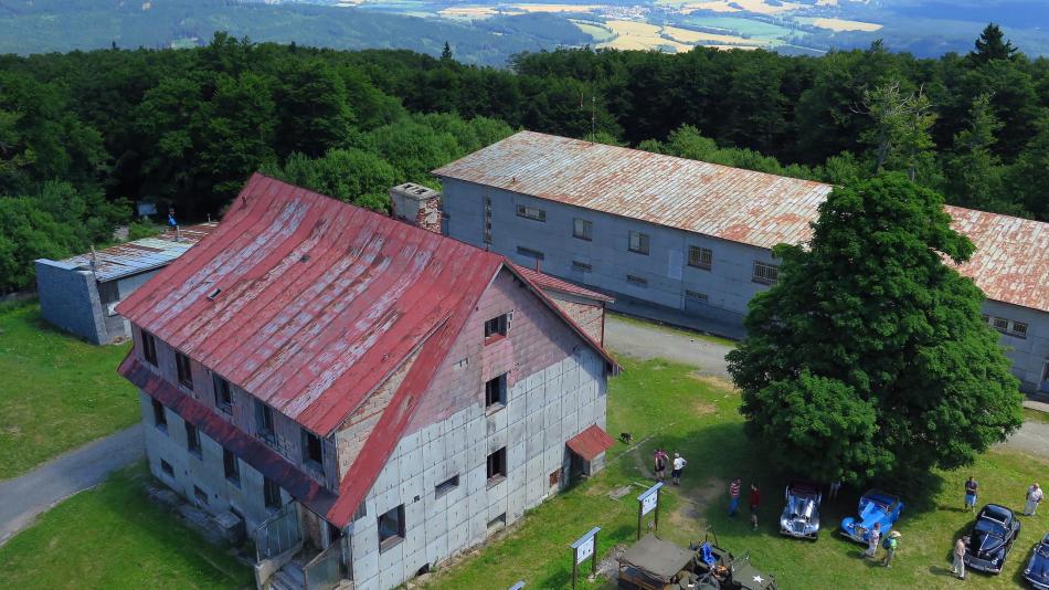 Budovy na Čerchově rozebírají dělníci, starou rotu nahradí restaurace