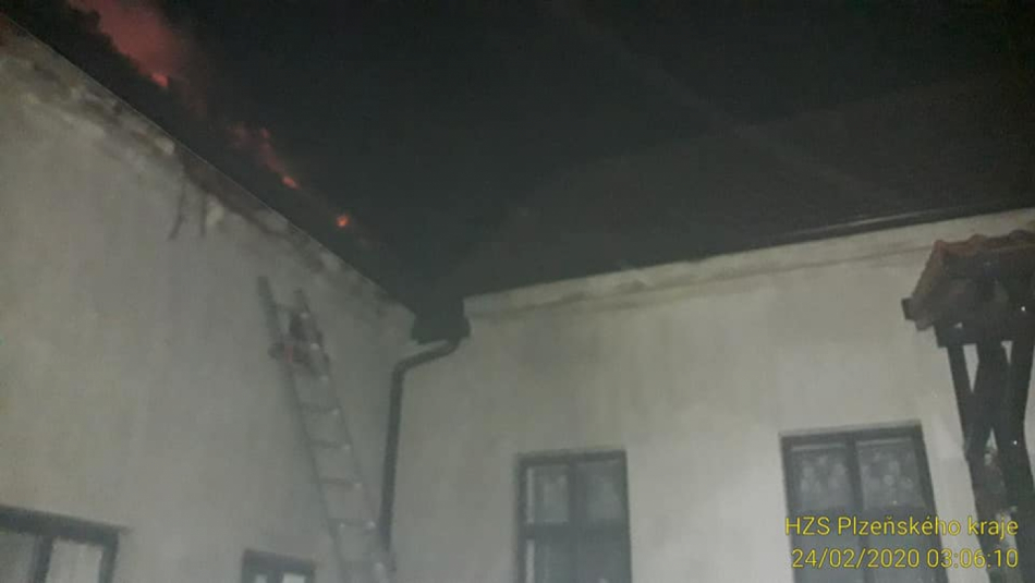 Hasiči bojovali s požárem rodinného domu, plameny zničily střechu
