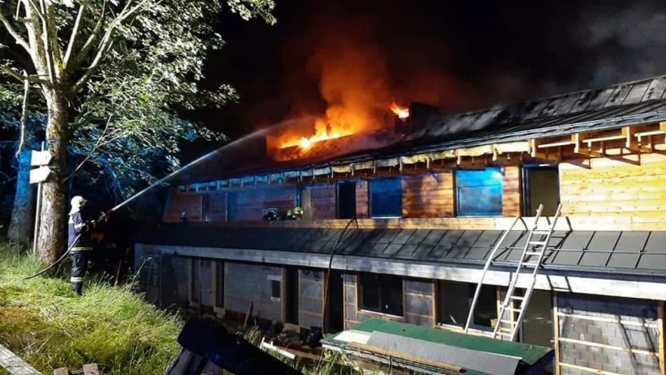 Rozestavěné apartmány na Špičáku zachvátil požár