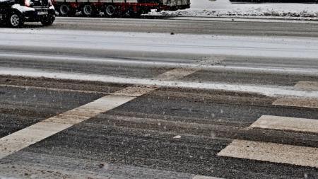 Meteorologové varují: Hrozí náledí, silnice a chodníky budou klouzat