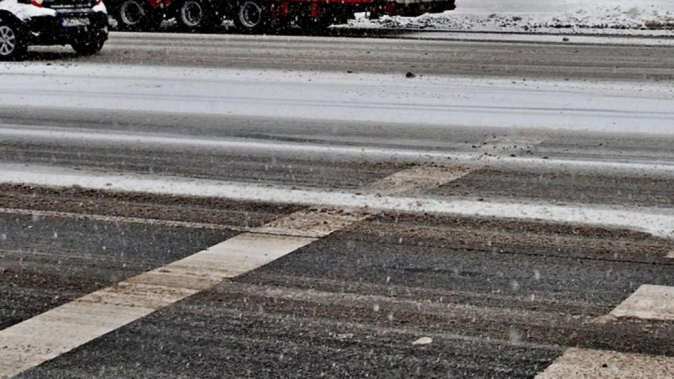 Na západě Čech komplikuje dopravu sníh, nehody uzavřely ráno i dálnici D5