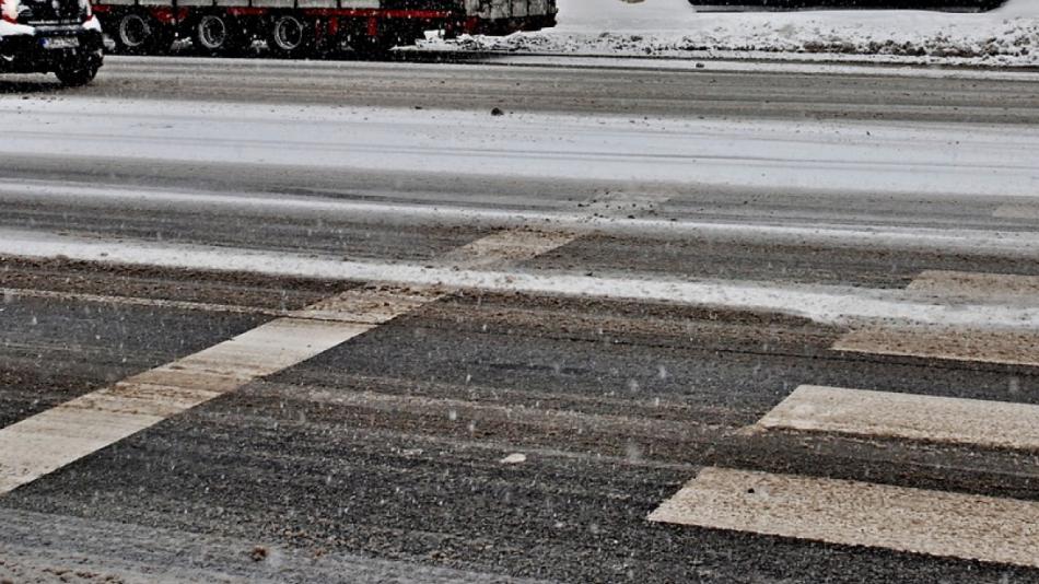 Chodníky i silnice budou klouzat. Meteorologové varují před náledím