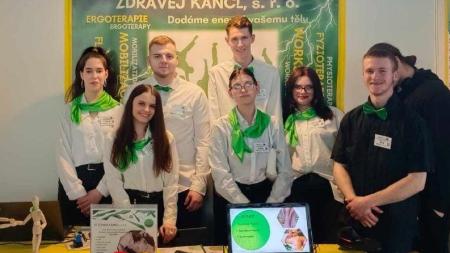 Žáci chebské zdrávky uspěli na Mezinárodním veletrhu fiktivních firem v Praze