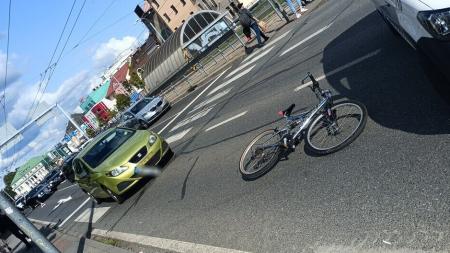 Cyklista jel po přechodu pro chodce na červenou, srazilo ho osobní auto