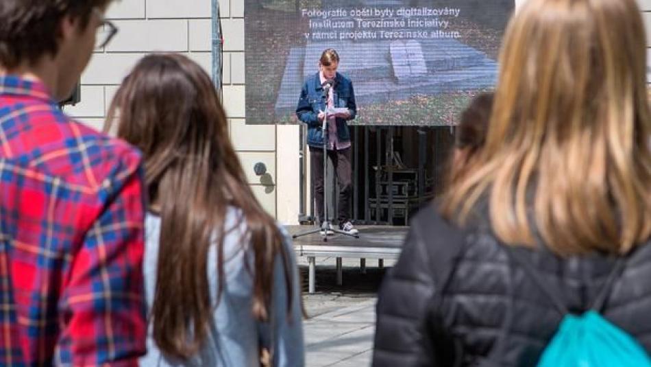 V Plzni se budou číst jména obětí holocaustu, poprvé u Morového sloupu