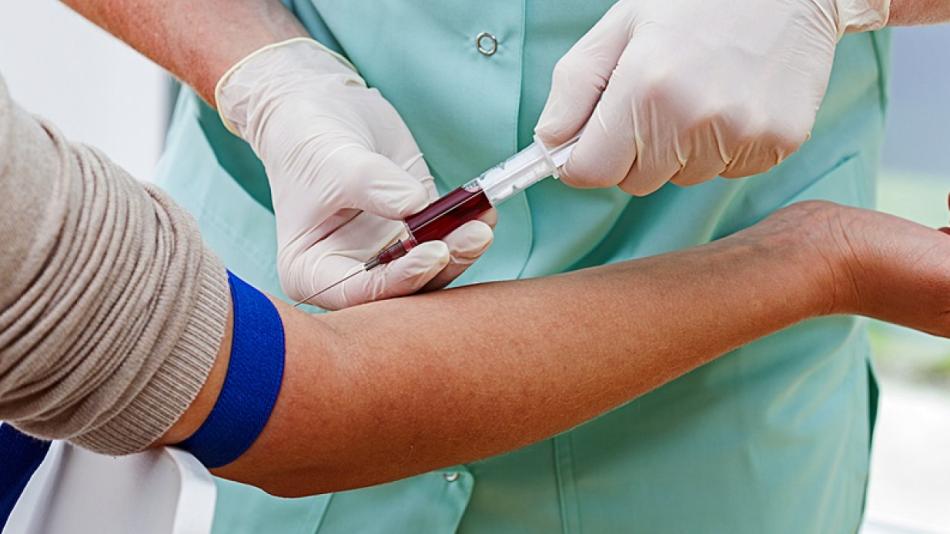 Nemocnice trápí nedostatek krve. Dárce jim ubírá očkování i dovolená