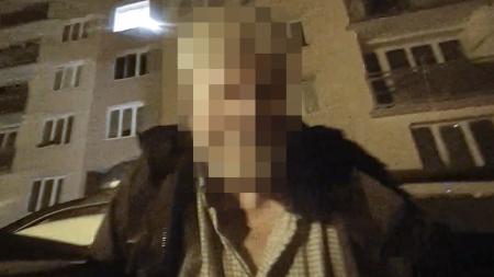 Nevidomého muže zradila vybitá baterie, pomohli mu strážníci