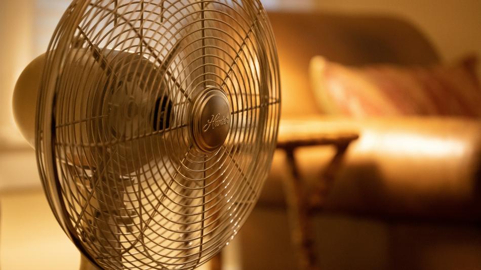 Jak se doma nebo v práci ochladit bez klimatizace: Tipy pro horké letní dny