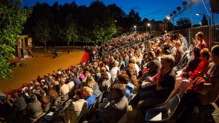 Plzeňským zdravotníkům můžete poděkovat vstupenkou na Divadelní léto