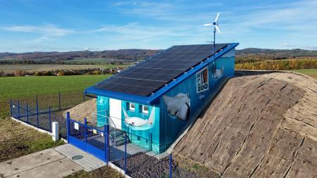 Street art umělec ProroK zase řádil! Motivem rejnoků ozdobil vodojem ve Hvozdné