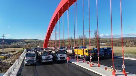 Nový dálniční most u Napajedel prochází zatěžovací zkouškou. Jeho otevření se blíží