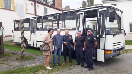 Domažličtí hasiči dostali novější autobus, musí ho natřít na červeno