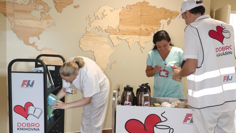 Pacientům v plzeňské nemocnici zpříjemní pobyt Dobrokavárna a Dobroknihovna