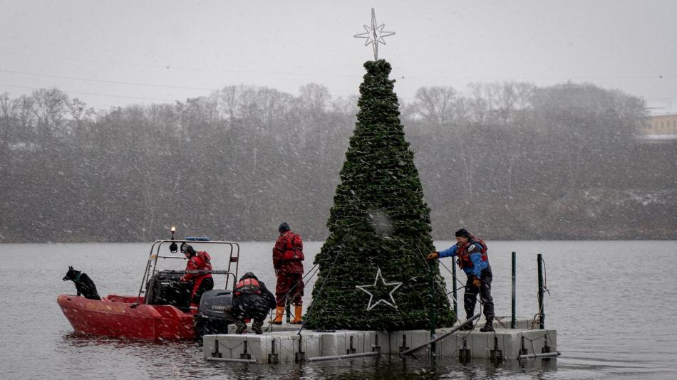Hladinu Borské přehrady rozzáří vánoční strom