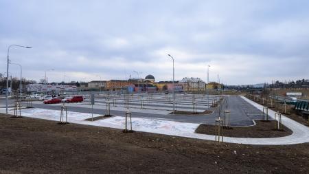 Na Borech vyrostlo nové velkokapacitní parkoviště pro 318 vozidel