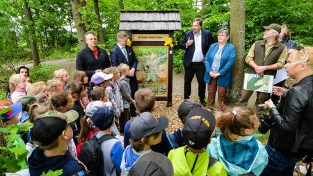 Naučná stezka pro menší děti o lese a životě v něm vznikla v Plzni - Liticích