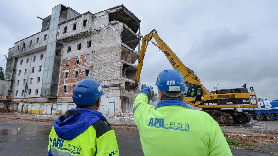 VIDEO: Skleněné peklo mizí, největší nepovolená stavba hyzdila místo 25 let