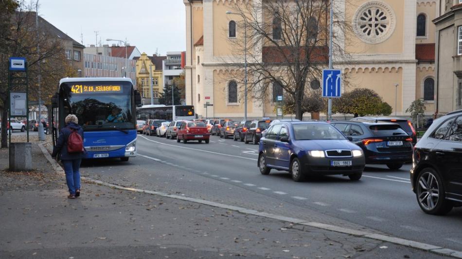 Řidiči, počítejte se zdržením, začíná oprava na Chodském náměstí v Plzni