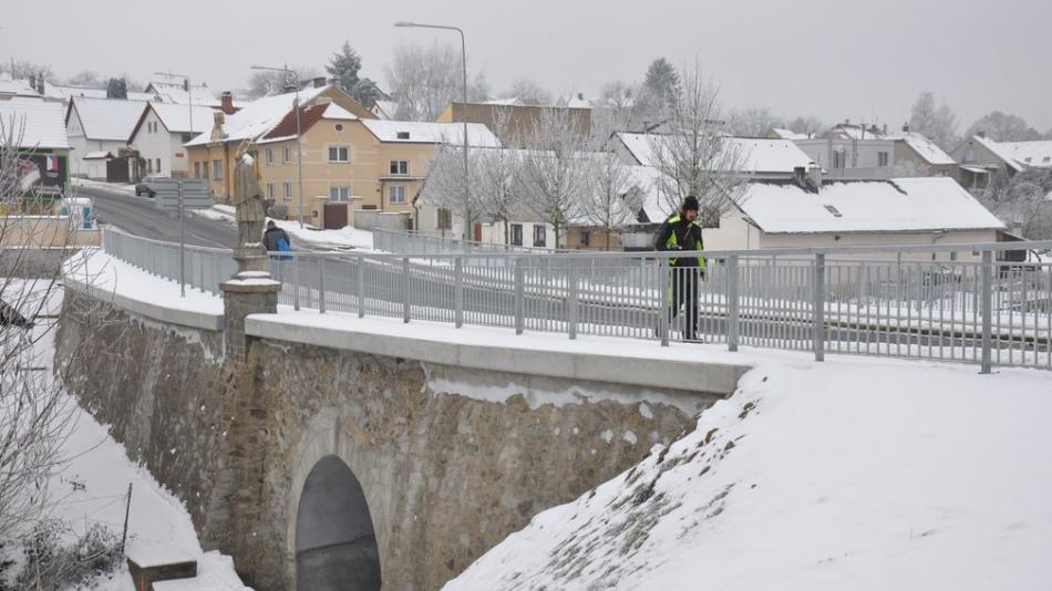 Silniční most přes Litický potok je po opravě komfortnější a bezpečnější pro chodce i řidiče