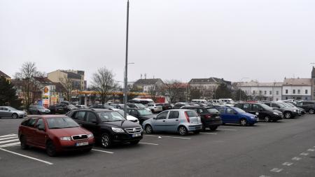 Na parkovišti pod autobusovým nádražím bude nově řidiči platit