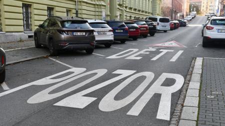 Plzeň obnovuje vodorovné značení ve městě